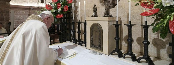 Op zaterdag 3 oktober, daags voor de feestdag van de Heilige Franciscus van Assisi, tekende paus Franciscus zijn Encycliek (rondzendbrief) Fratelli Tutti in de basiliek bij het graf van de Sint Franciscus.